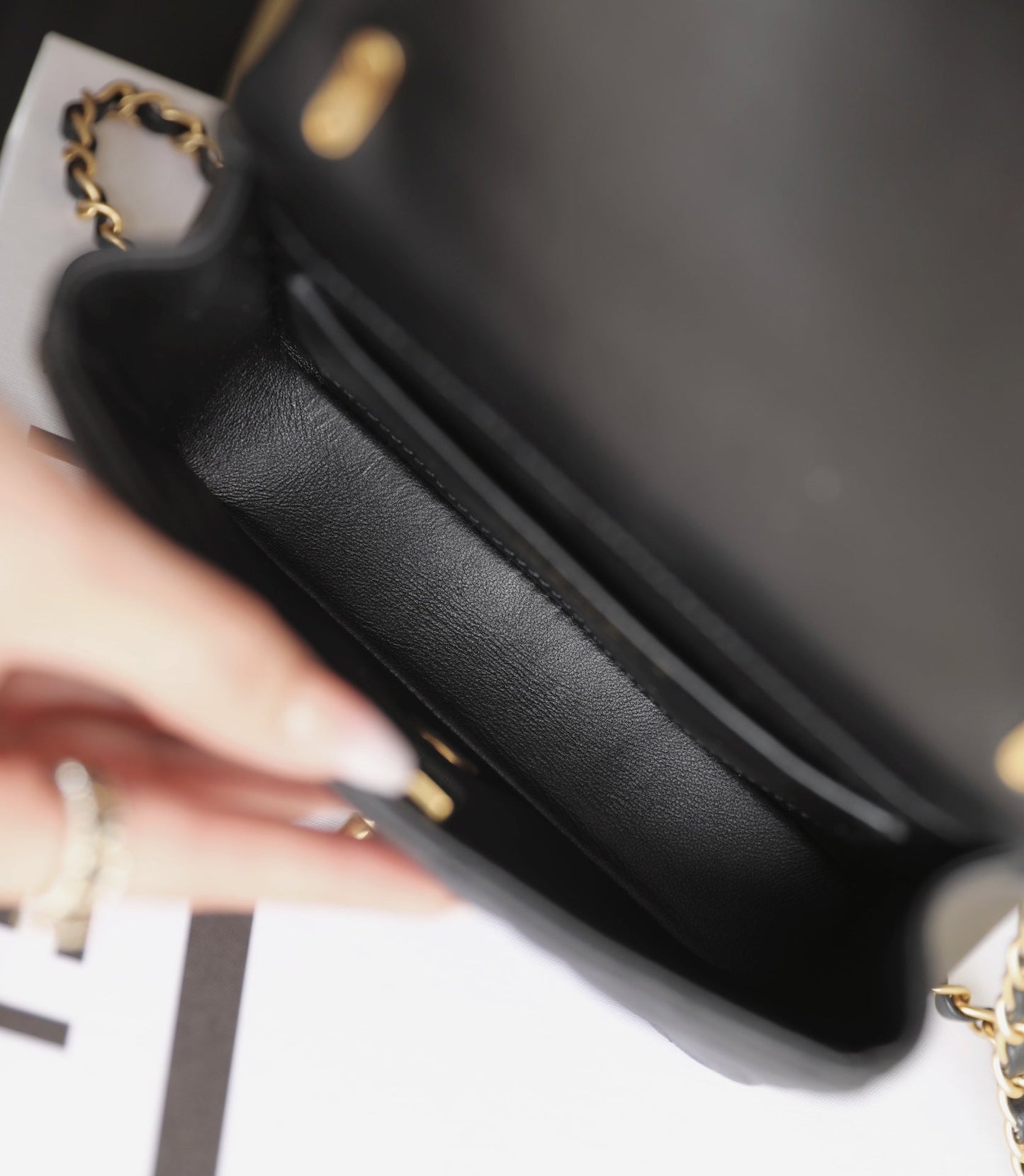Bolso mini con solapa CC 24P de 17 cm con cadena de perlas y piel de cordero negra