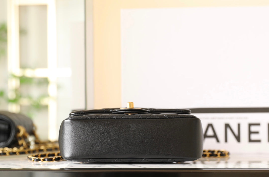 Bolso mini con solapa CC 24P de 17 cm con cadena de perlas y piel de cordero negra