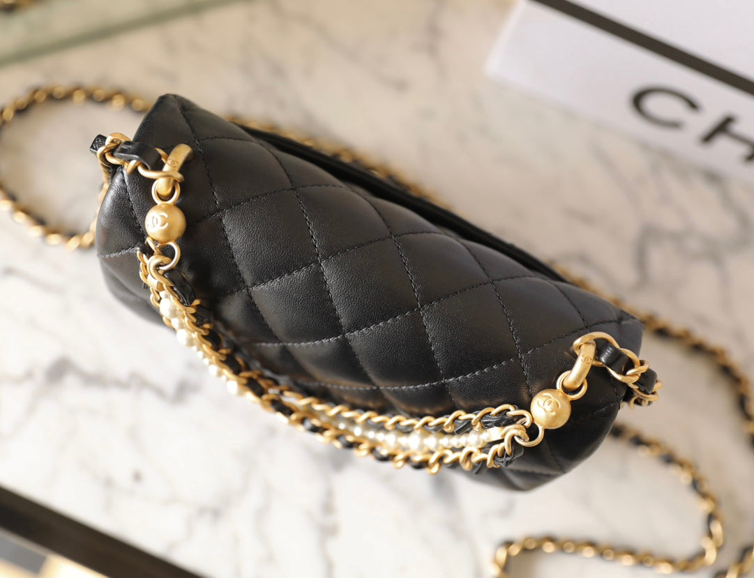 Bolso mini con solapa CC 24P de 17 cm con cadena de perlas y piel de cordero negra