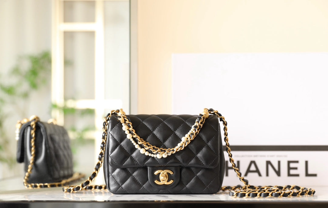 Bolso mini con solapa CC 24P de 17 cm con cadena de perlas y piel de cordero negra