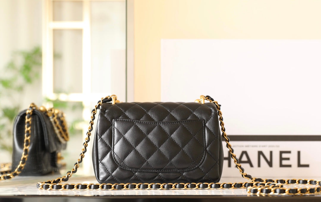 Bolso mini con solapa CC 24P de 17 cm con cadena de perlas y piel de cordero negra