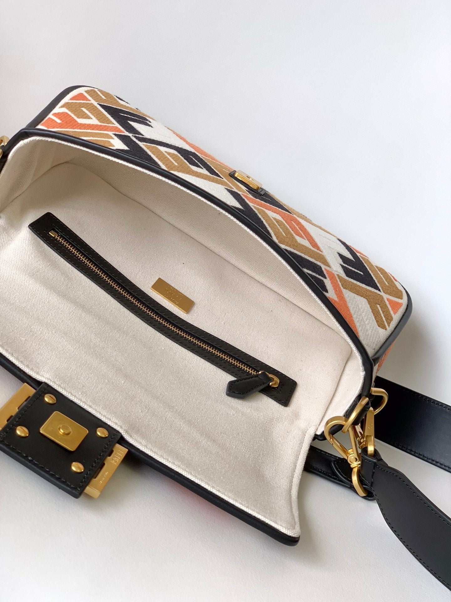 Bolso Fend Baguette de lona negra, blanca, marrón y naranja de 27 pulgadas con bordado FF Ghw