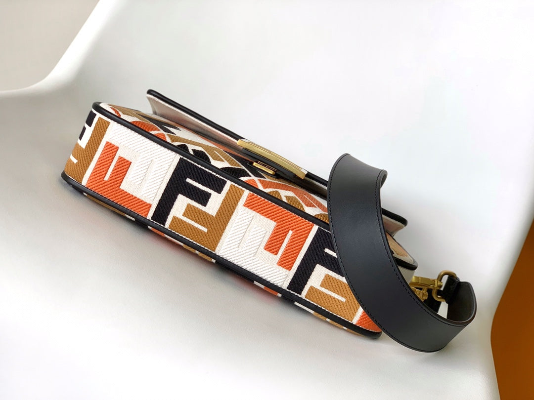 Bolso Fend Baguette de lona negra, blanca, marrón y naranja de 27 pulgadas con bordado FF Ghw