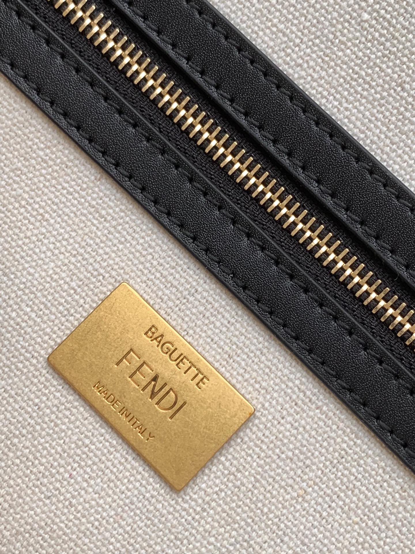 Bolso Fend Baguette de lona negra, blanca, marrón y naranja de 27 pulgadas con bordado FF Ghw