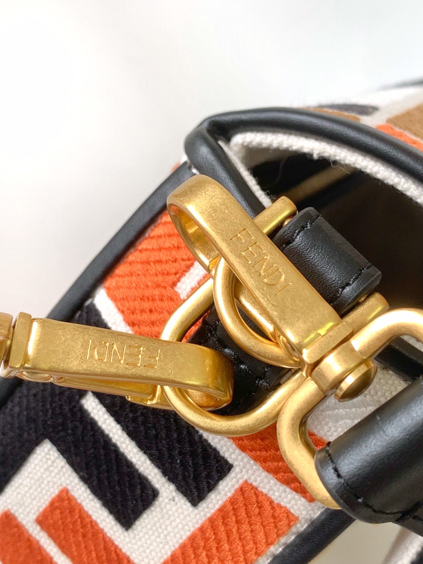 Bolso Fend Baguette de lona negra, blanca, marrón y naranja de 27 pulgadas con bordado FF Ghw