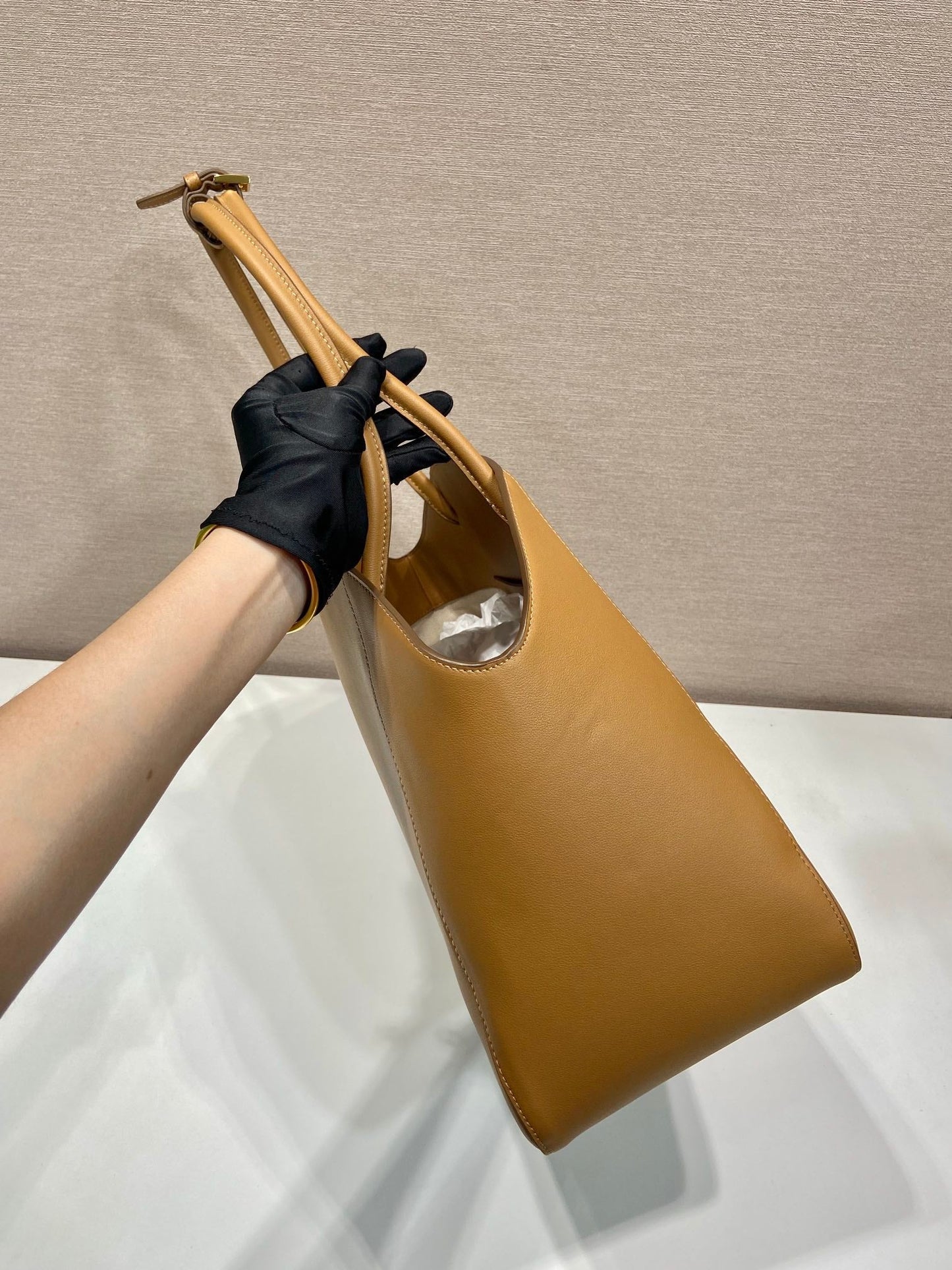 ELEGANTE BOLSO TOTE 40 EN PIEL DE BECERRO LISA MARRÓN SIDRA