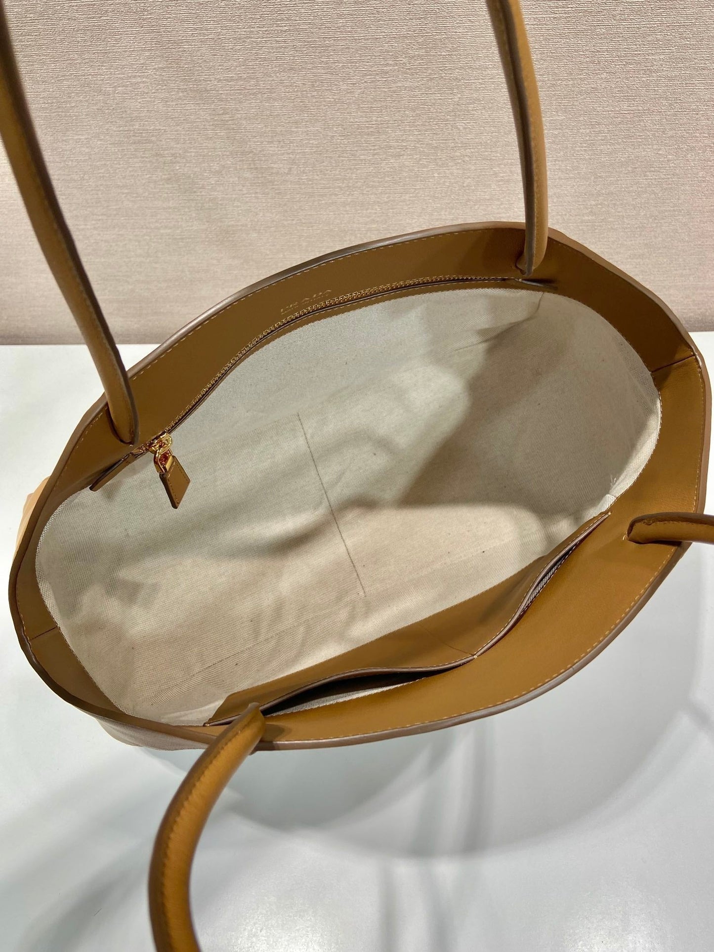 ELEGANTE BOLSO TOTE 40 EN PIEL DE BECERRO LISA MARRÓN SIDRA