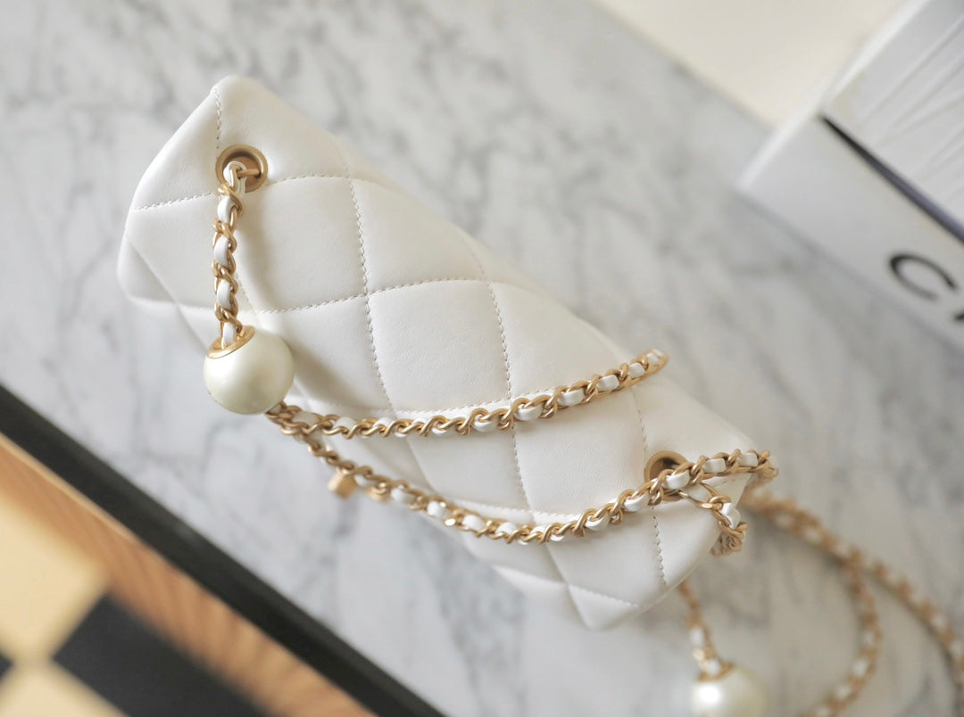 Bolso mini con solapa CC 24S de 20 cm, piel de cordero blanca con bola de perla