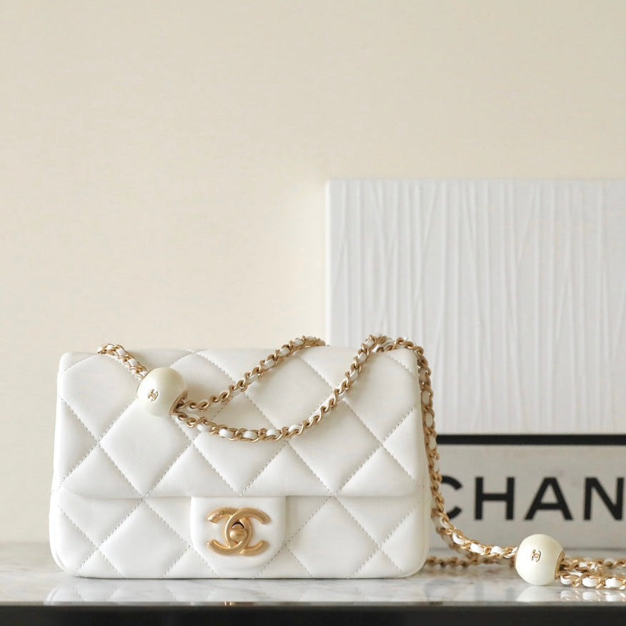 Bolso mini con solapa CC 24S de 20 cm, piel de cordero blanca con bola de perla