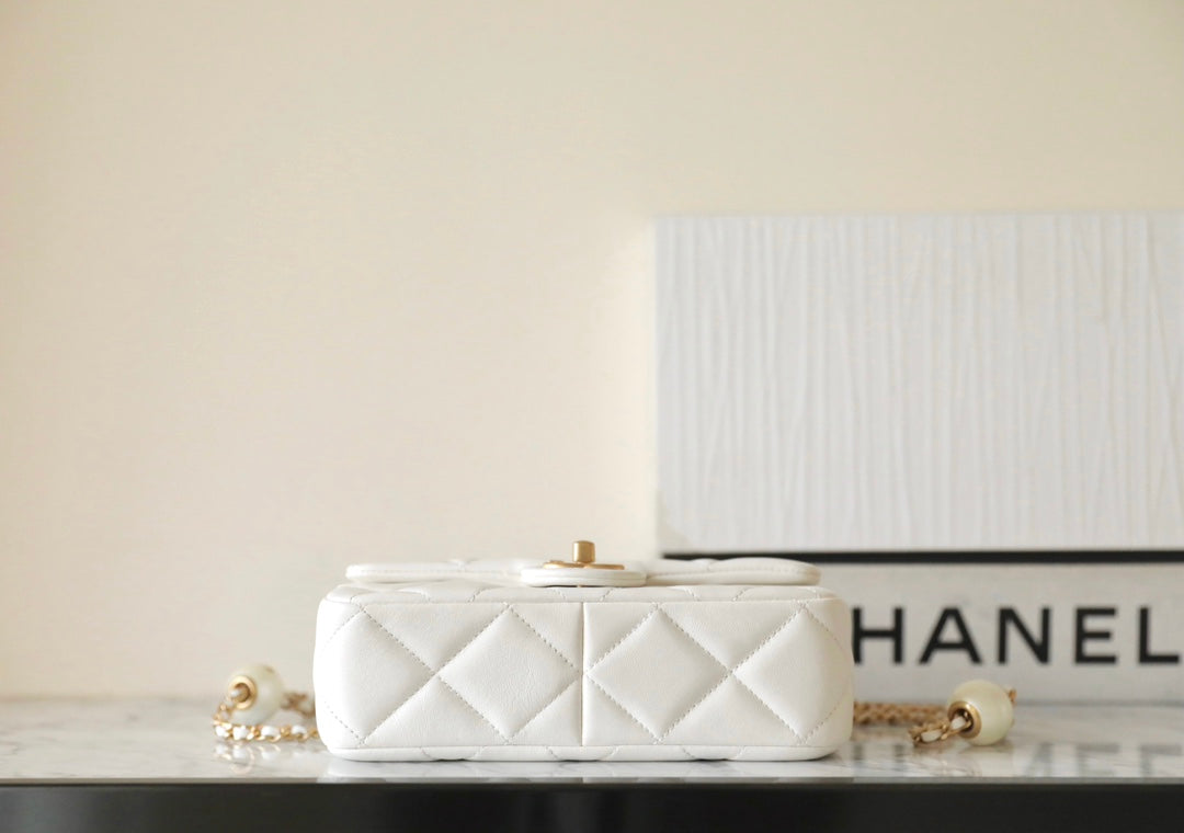 Bolso mini con solapa CC 24S de 20 cm, piel de cordero blanca con bola de perla