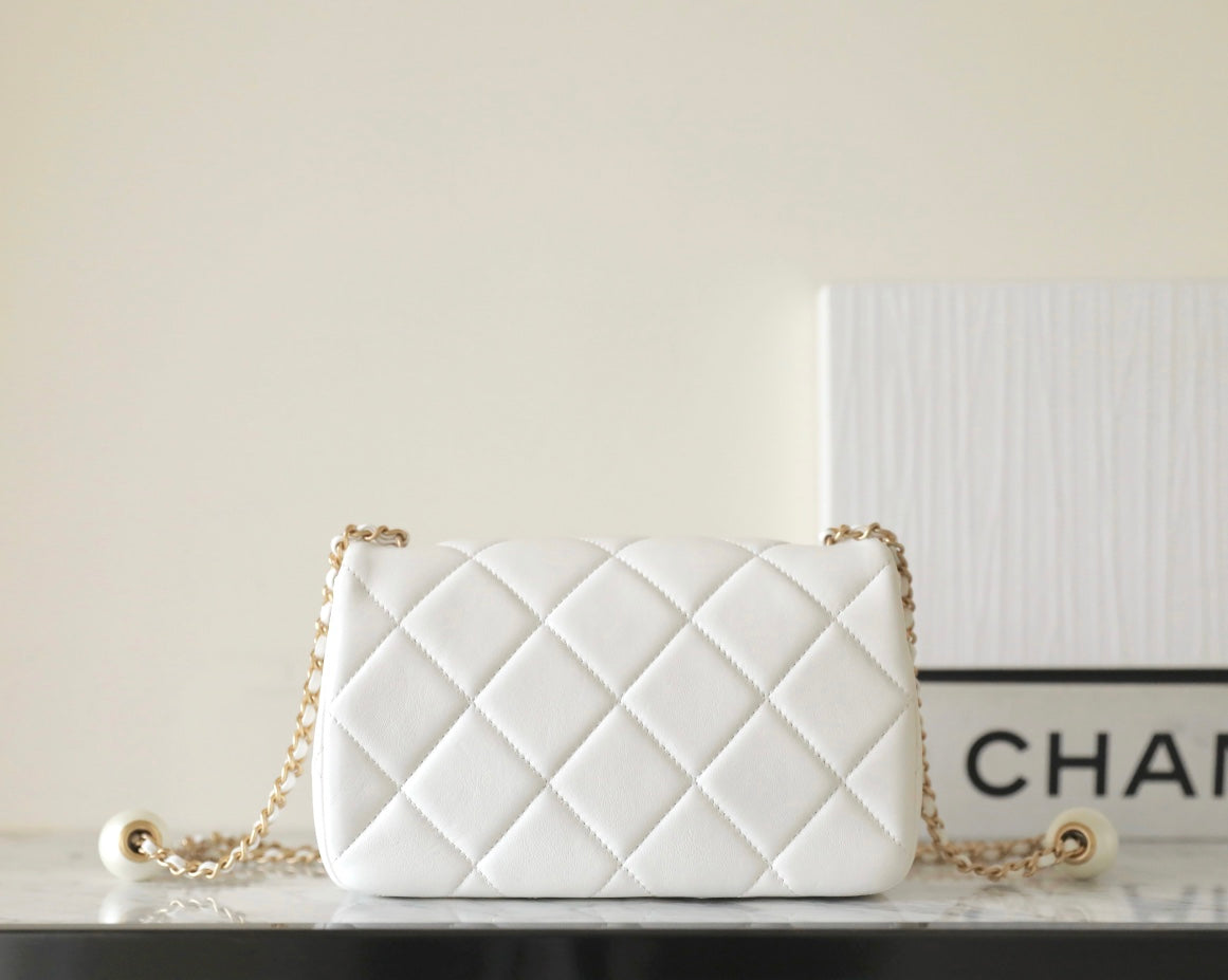 Bolso mini con solapa CC 24S de 20 cm, piel de cordero blanca con bola de perla