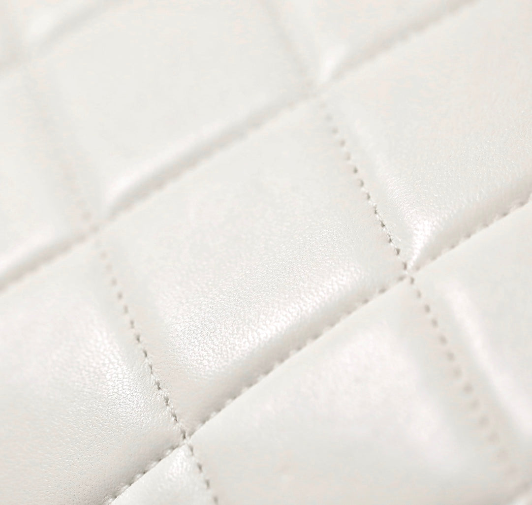 Bolso mini con solapa CC 24S de 20 cm, piel de cordero blanca con bola de perla