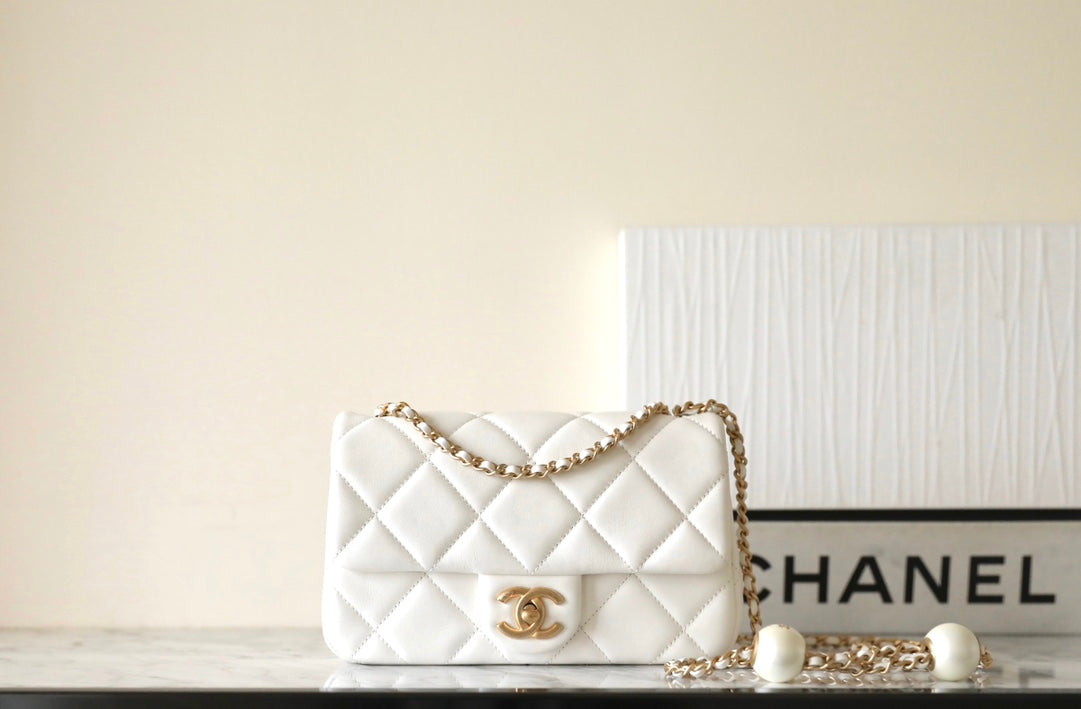 Bolso mini con solapa CC 24S de 20 cm, piel de cordero blanca con bola de perla
