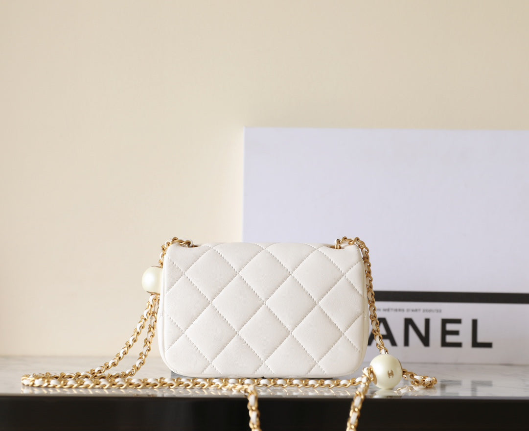 Bolso mini con solapa CC 24S de 17 cm, piel de cordero blanca con bola de perla