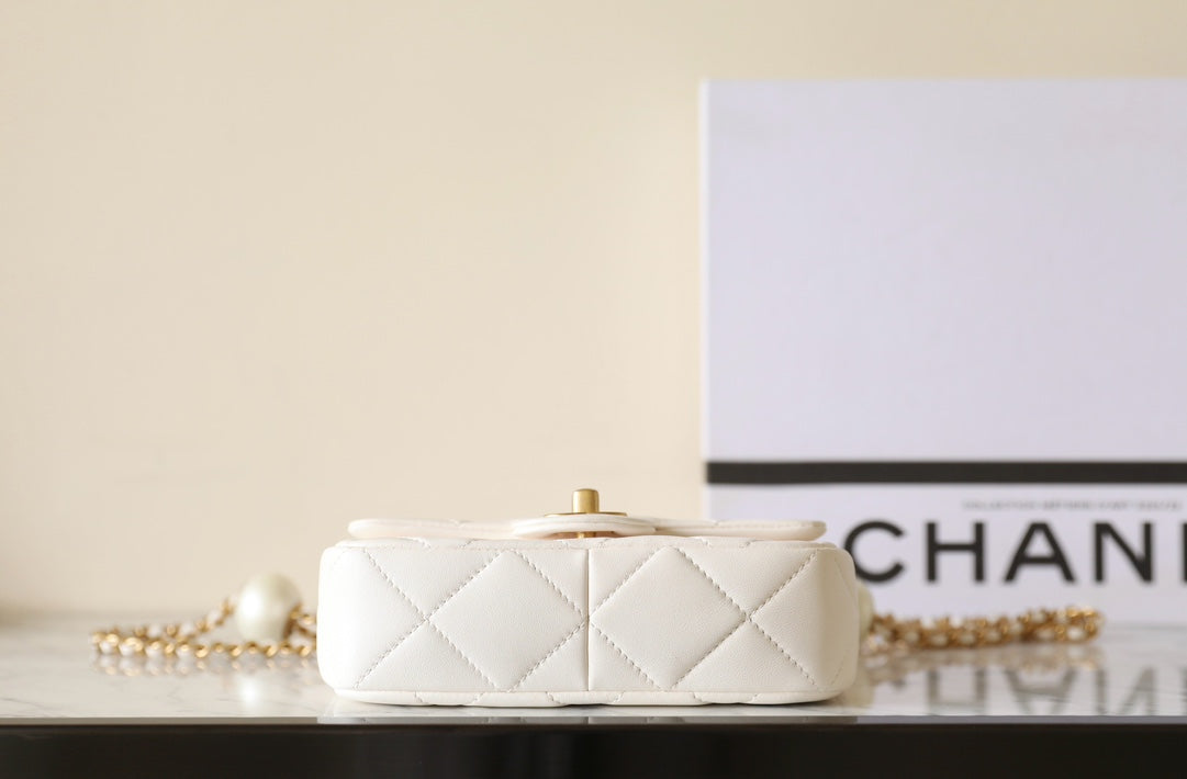 Bolso mini con solapa CC 24S de 17 cm, piel de cordero blanca con bola de perla
