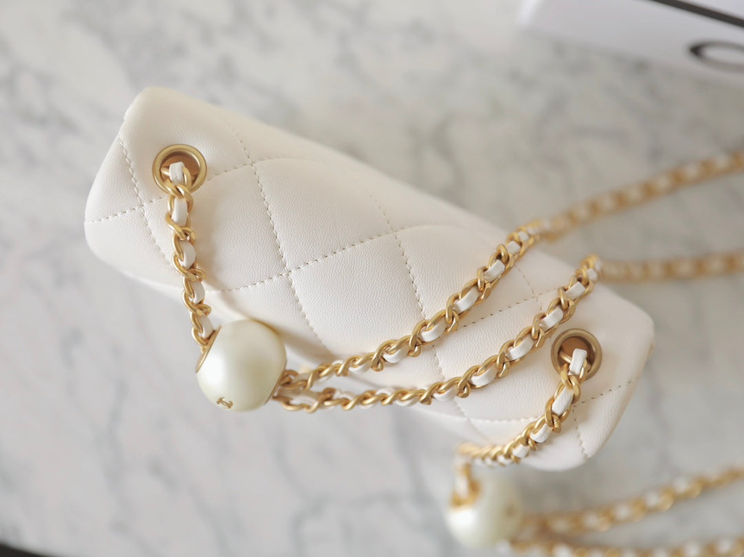 Bolso mini con solapa CC 24S de 17 cm, piel de cordero blanca con bola de perla
