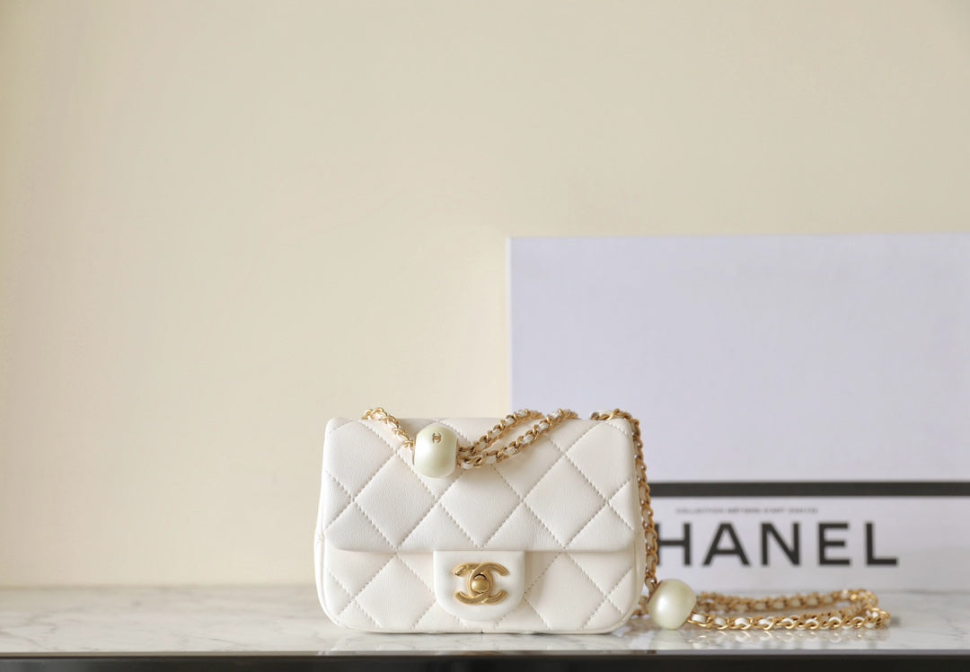 Bolso mini con solapa CC 24S de 17 cm, piel de cordero blanca con bola de perla