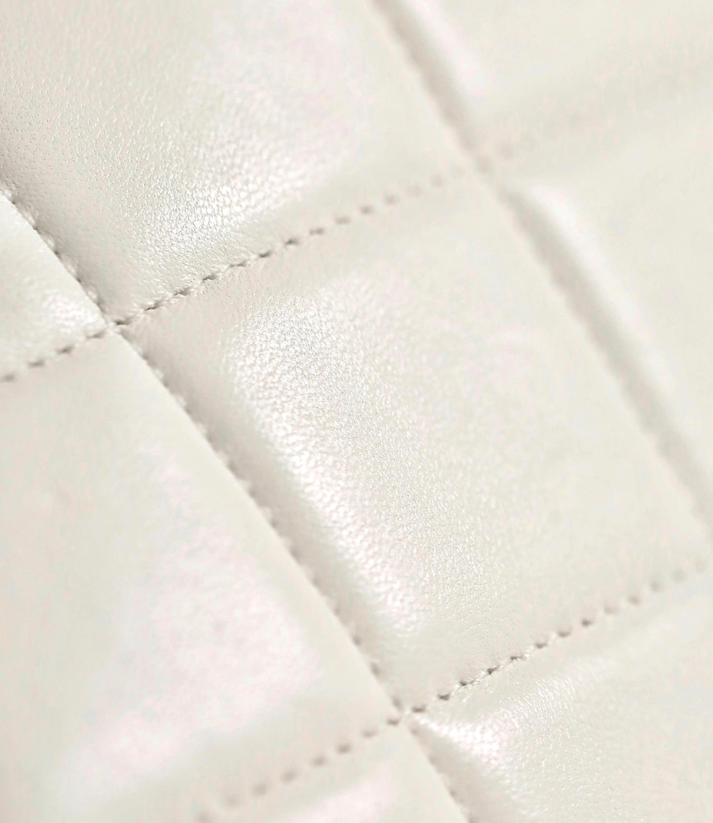 Bolso mini con solapa CC 24S de 17 cm, piel de cordero blanca con bola de perla