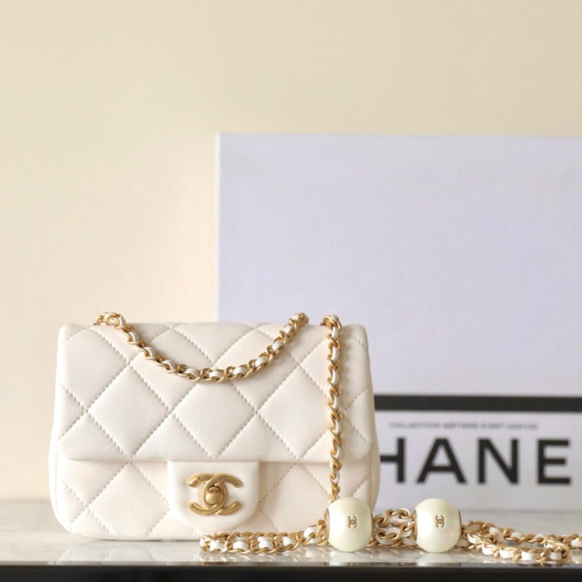 Bolso mini con solapa CC 24S de 17 cm, piel de cordero blanca con bola de perla