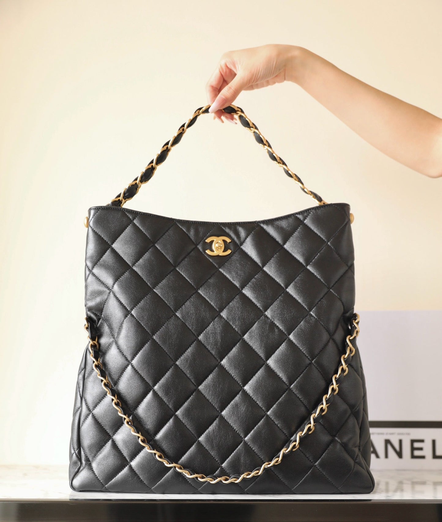 Bolso hobo CC 24p de 36 cm, piel de cordero negra, herrajes dorados
