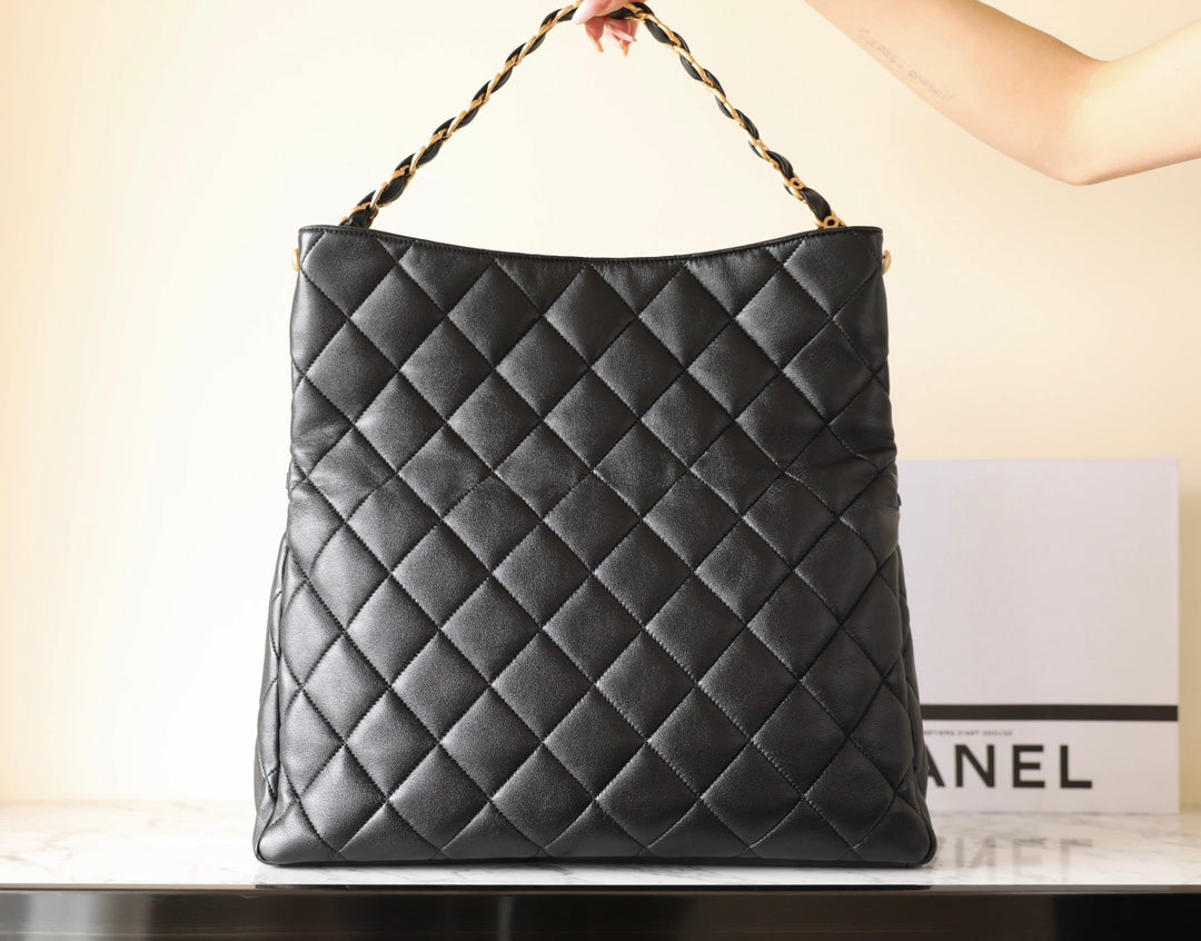 Bolso hobo CC 24p de 36 cm, piel de cordero negra, herrajes dorados