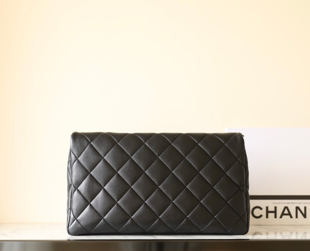 Bolso hobo CC 24p de 36 cm, piel de cordero negra, herrajes dorados