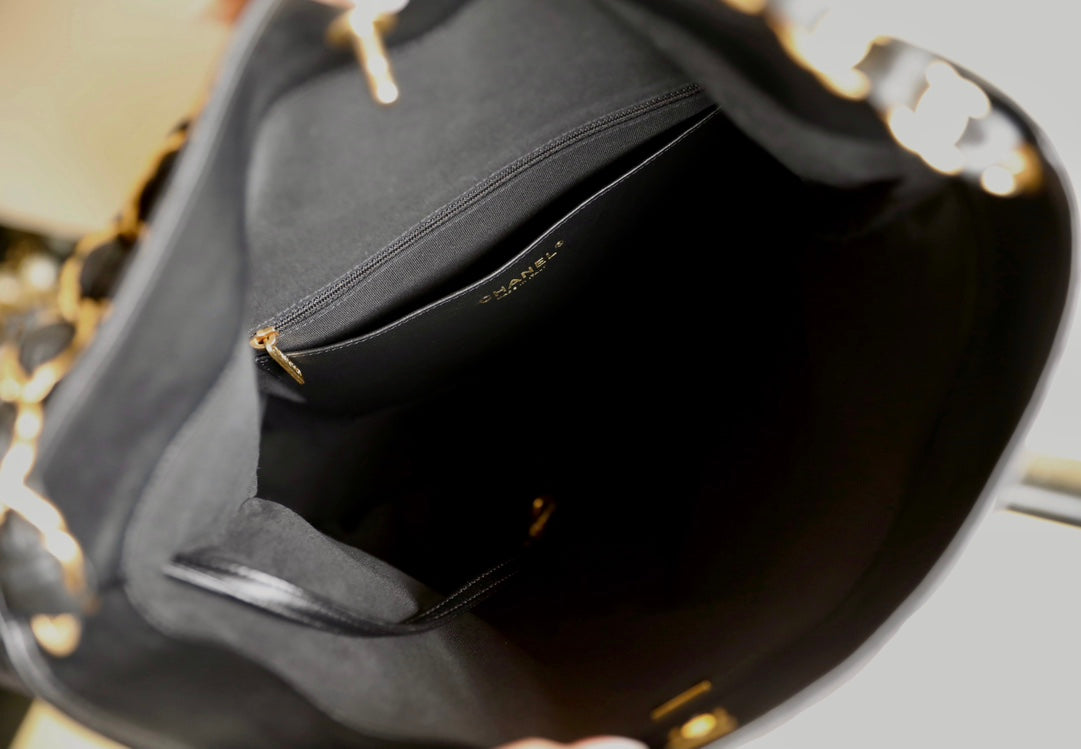 Bolso hobo CC 24p de 36 cm, piel de cordero negra, herrajes dorados