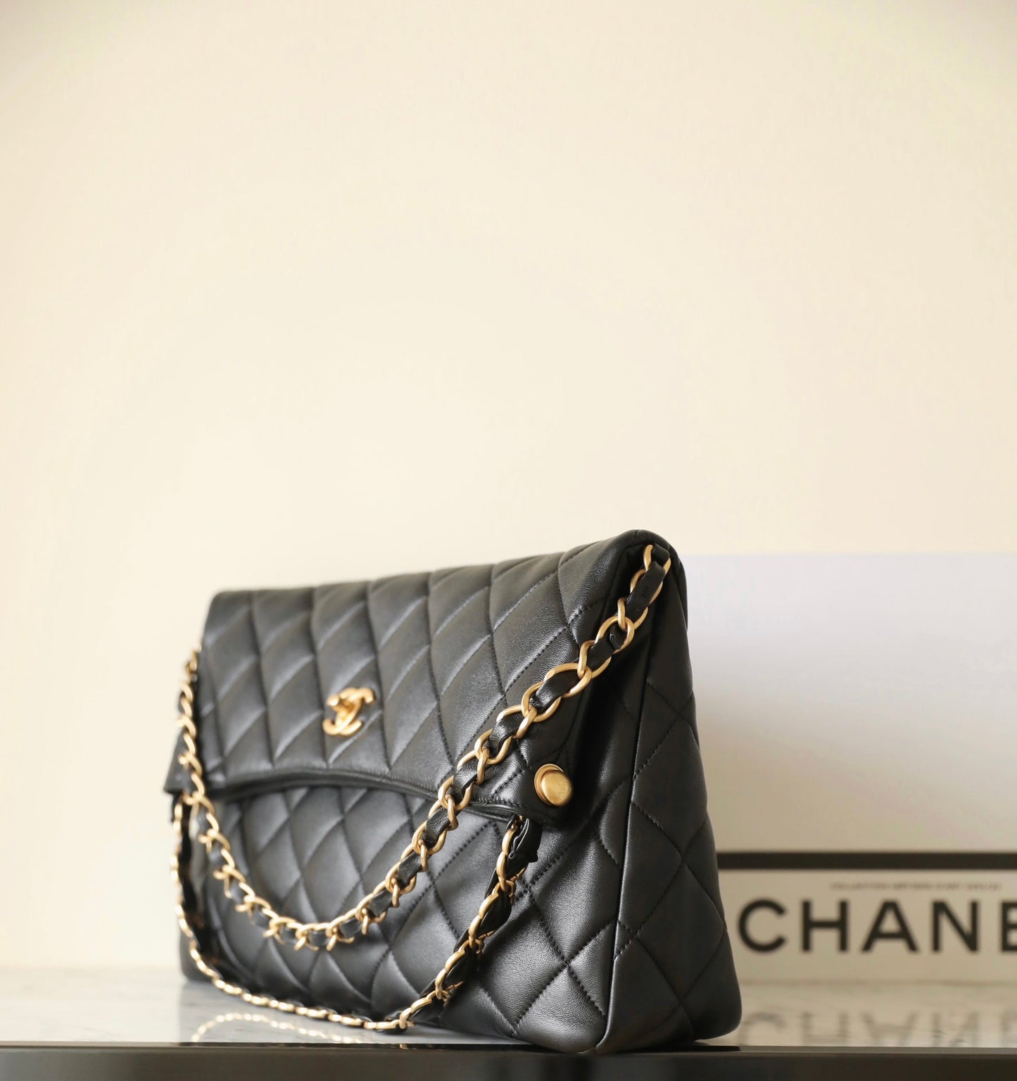 Bolso hobo CC 24p de 36 cm, piel de cordero negra, herrajes dorados