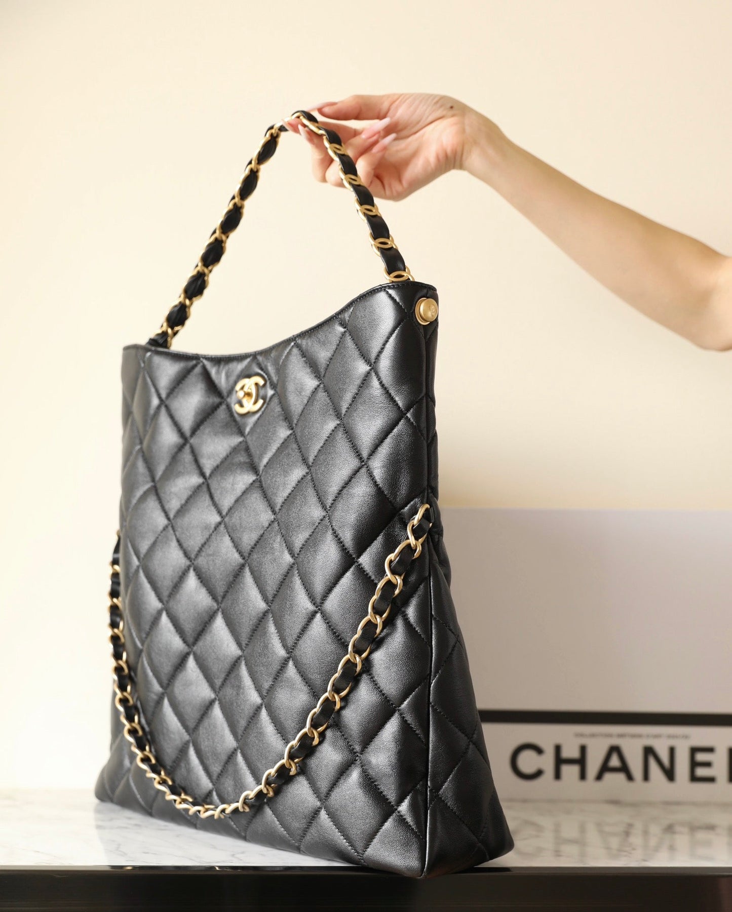 Bolso hobo CC 24p de 36 cm, piel de cordero negra, herrajes dorados