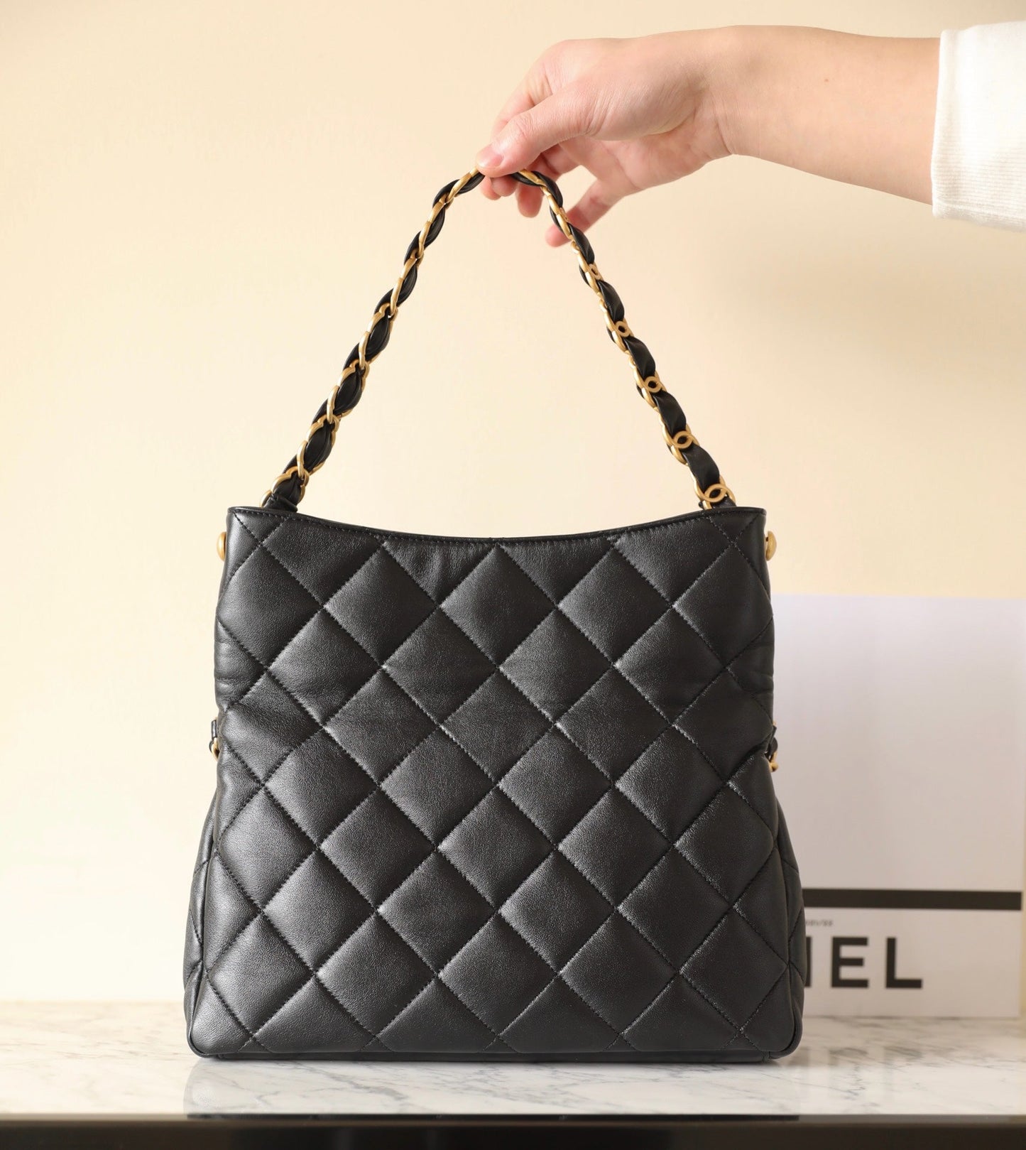 Bolso hobo CC 24p de 28 cm, piel de cordero negra, herrajes dorados