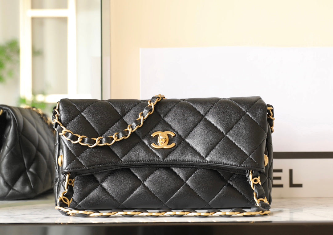 Bolso hobo CC 24p de 28 cm, piel de cordero negra, herrajes dorados