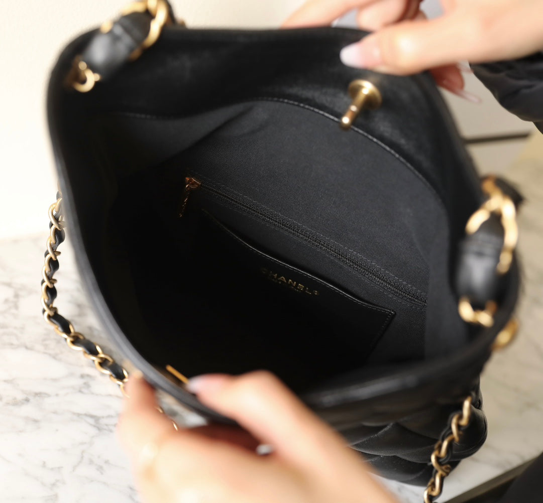 Bolso hobo CC 24p de 28 cm, piel de cordero negra, herrajes dorados