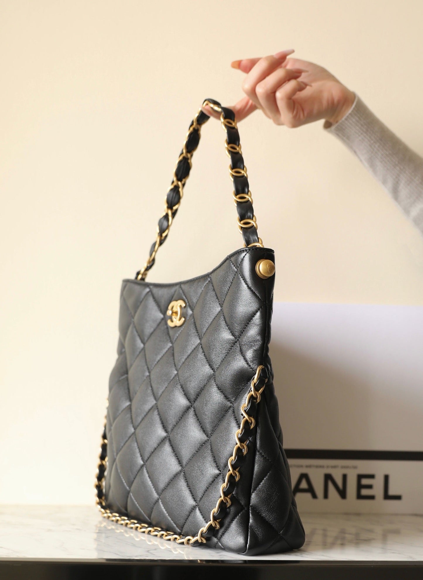 Bolso hobo CC 24p de 28 cm, piel de cordero negra, herrajes dorados