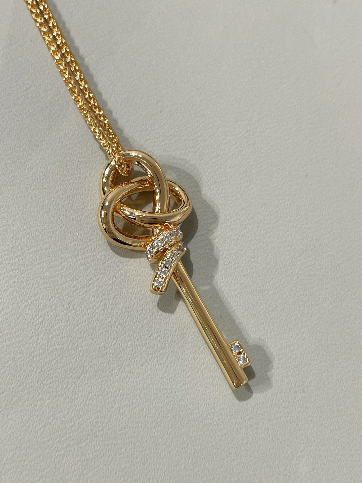 collar tejido con llave tiffan