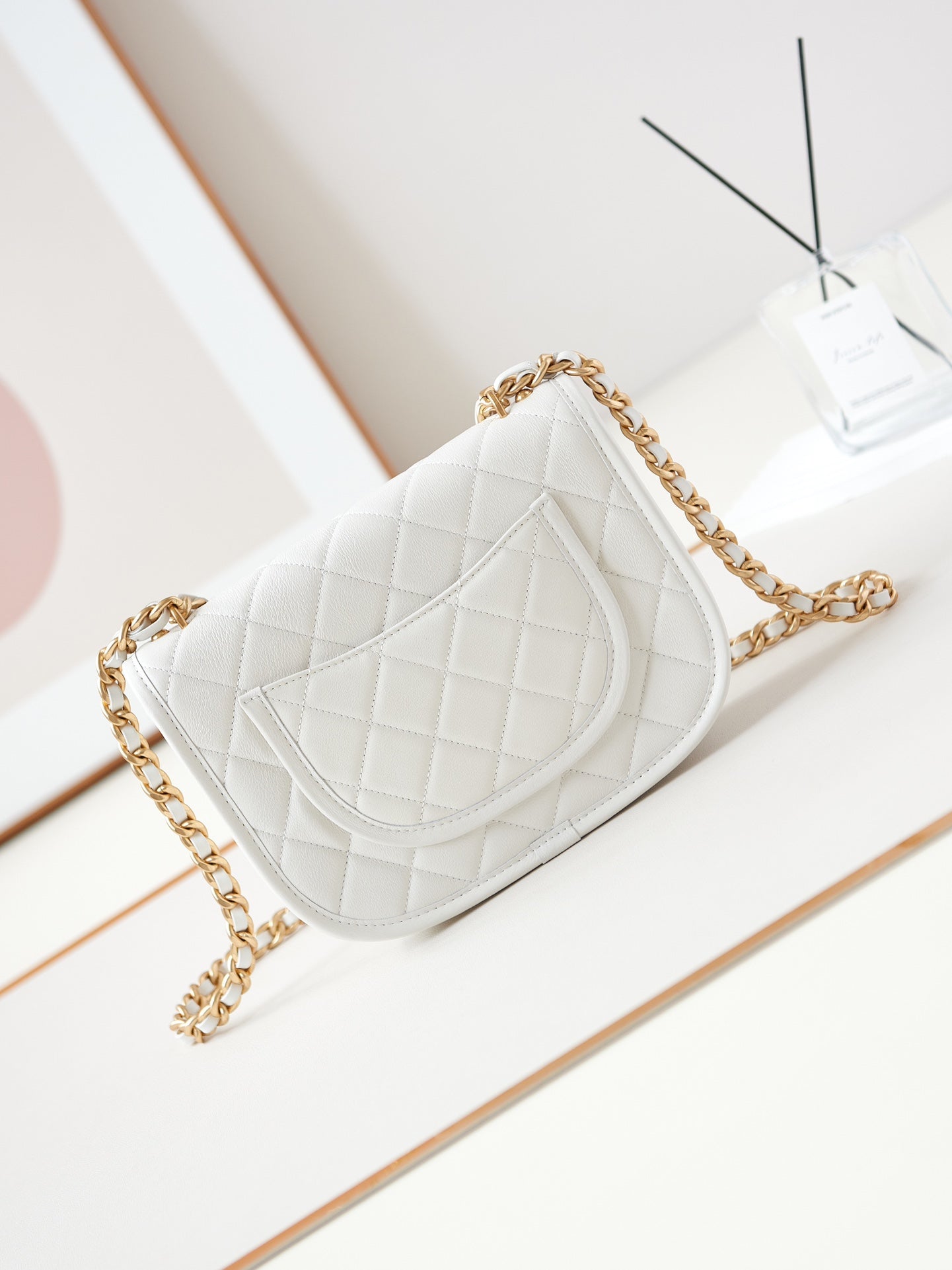 Bolso bandolera 24s de 23 cm de piel de becerro blanca con herrajes dorados