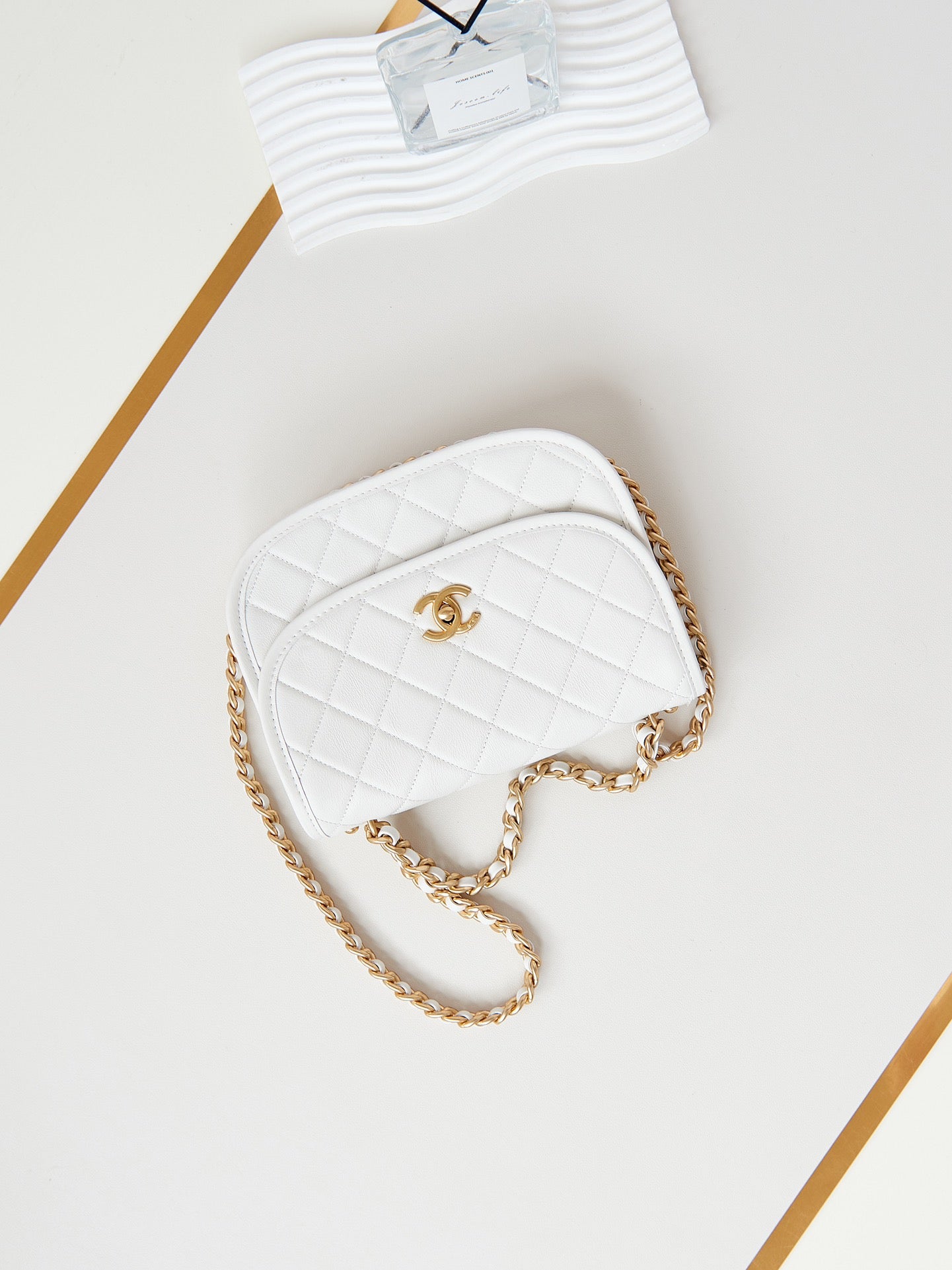 Bolso bandolera 24s de 23 cm de piel de becerro blanca con herrajes dorados