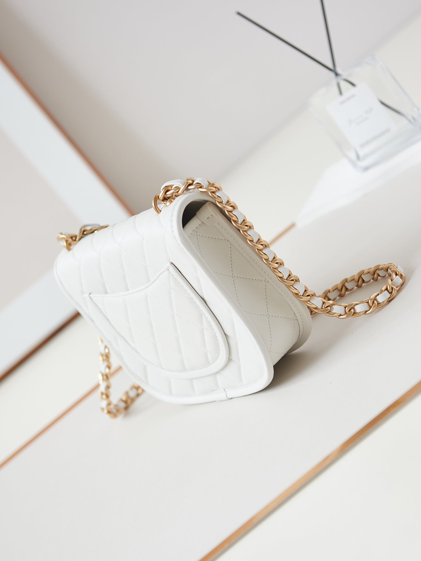 Sac messager 24s 23 cm en cuir de veau blanc avec accessoires dorés