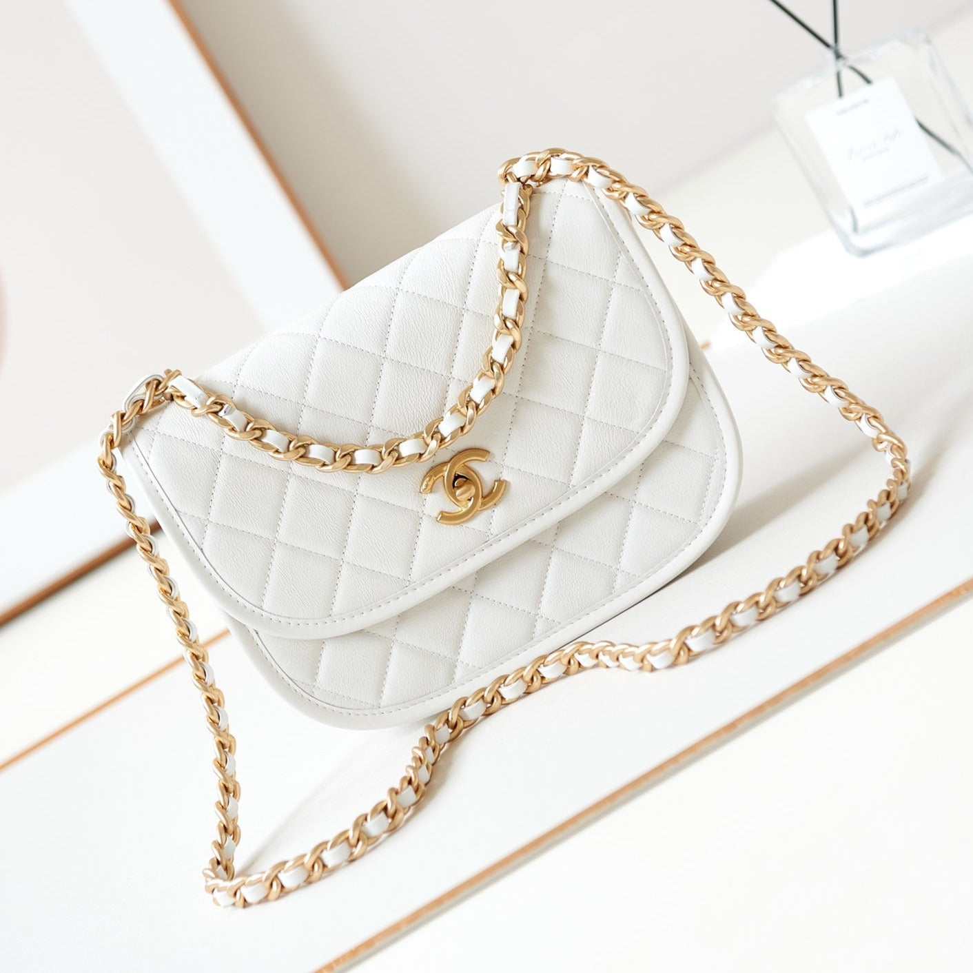 Bolso bandolera 24s de 23 cm de piel de becerro blanca con herrajes dorados