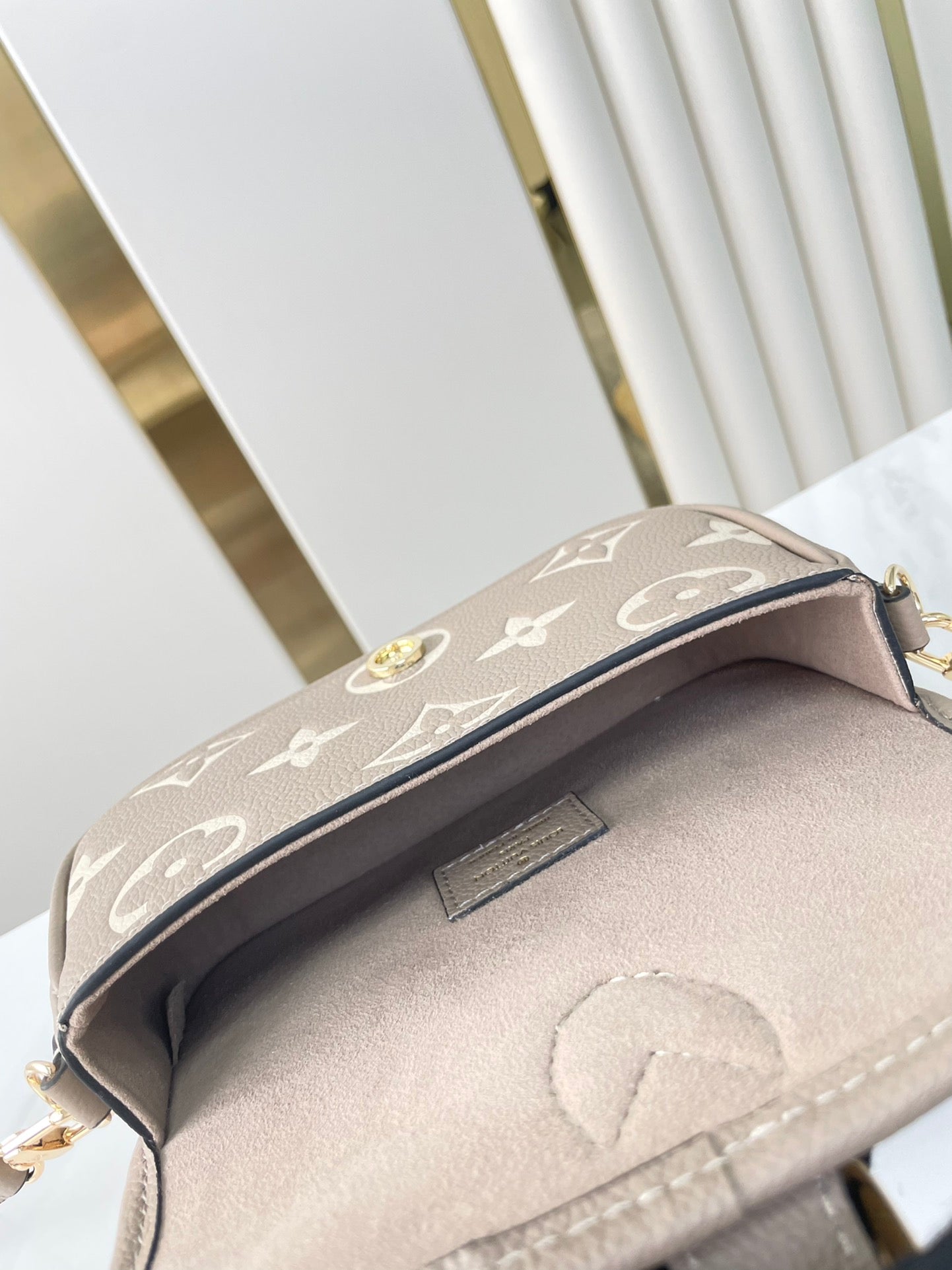 NANO DIANE 19 DE PIEL EMPREINTE MONOGRAMA BLANCO TOURTERELLE