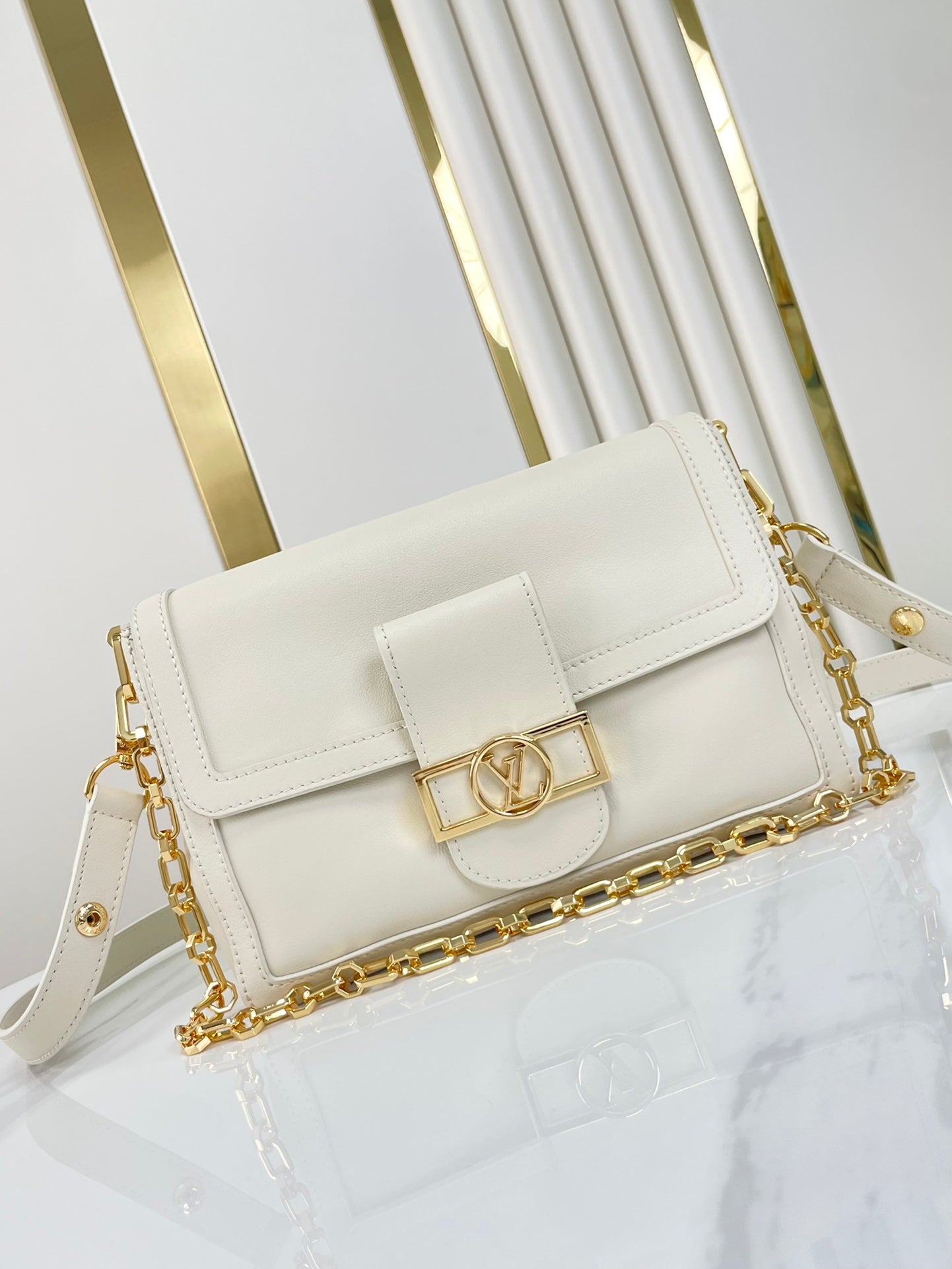 DAUPHINE SOFT MM 24 EN PIEL DE CORDERO LISA BLANCA CON HERRAJES DORADOS