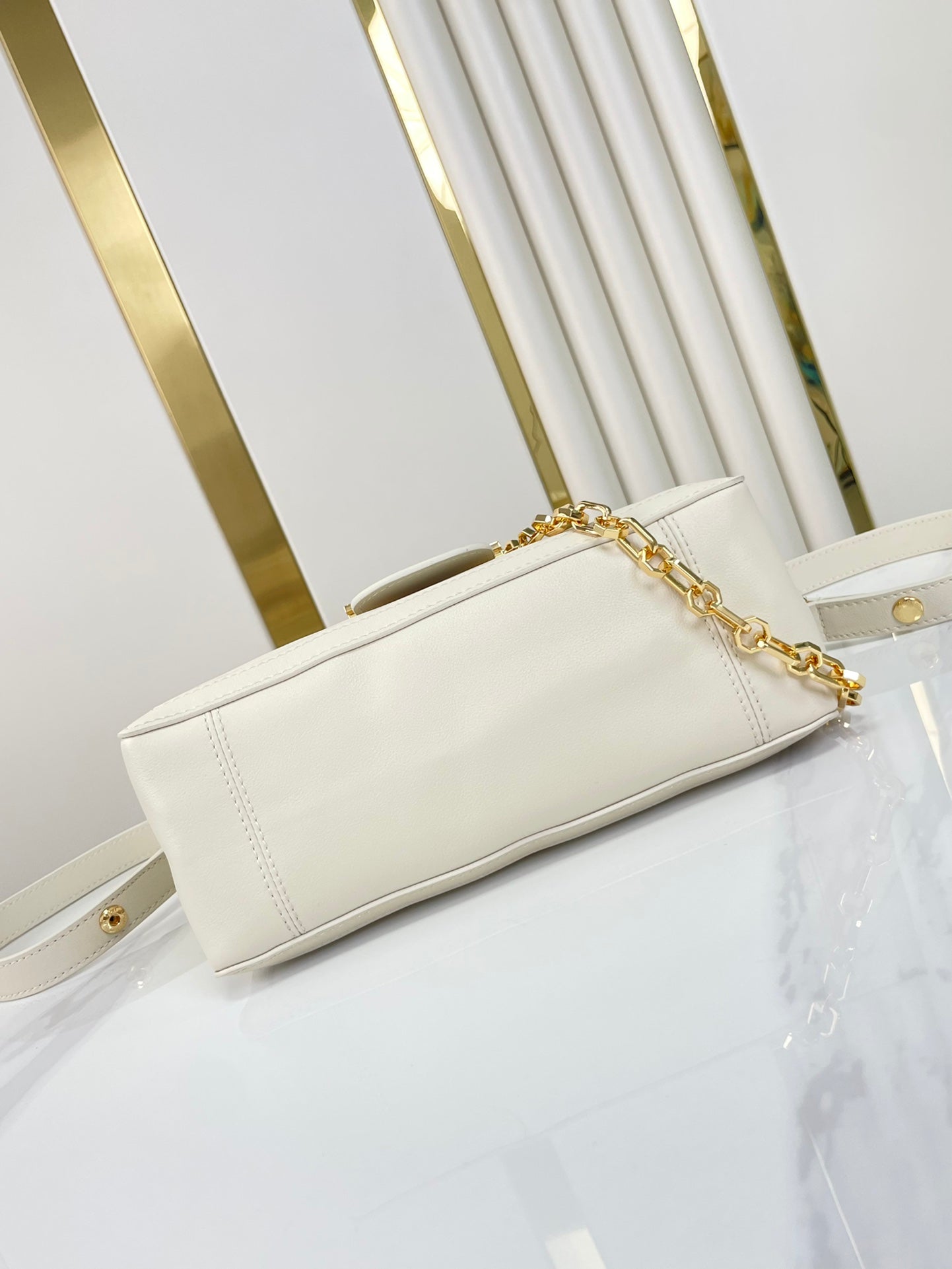 DAUPHINE SOFT MM 24 EN PIEL DE CORDERO LISA BLANCA CON HERRAJES DORADOS