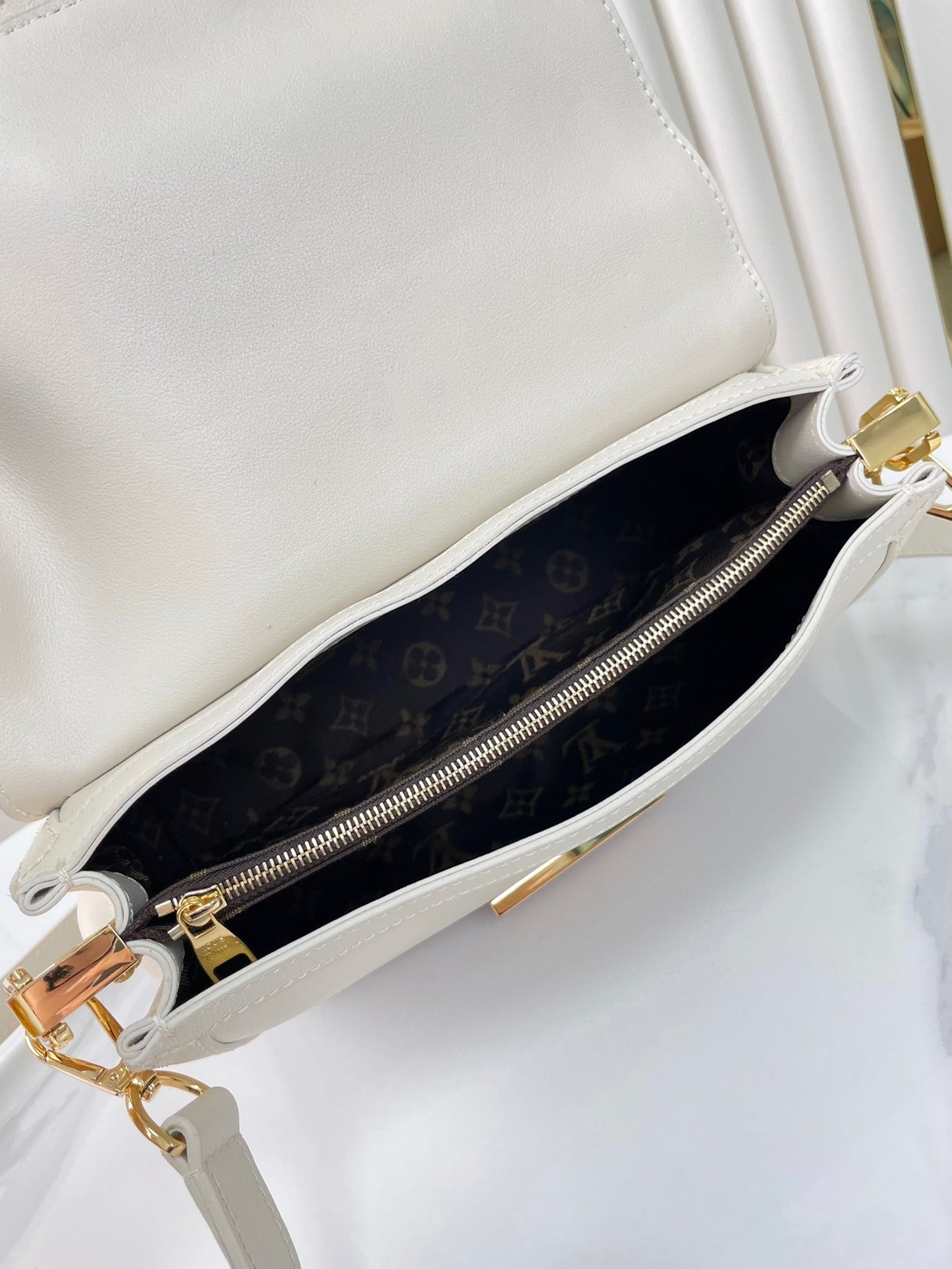 DAUPHINE SOFT MM 24 EN PIEL DE CORDERO LISA BLANCA CON HERRAJES DORADOS