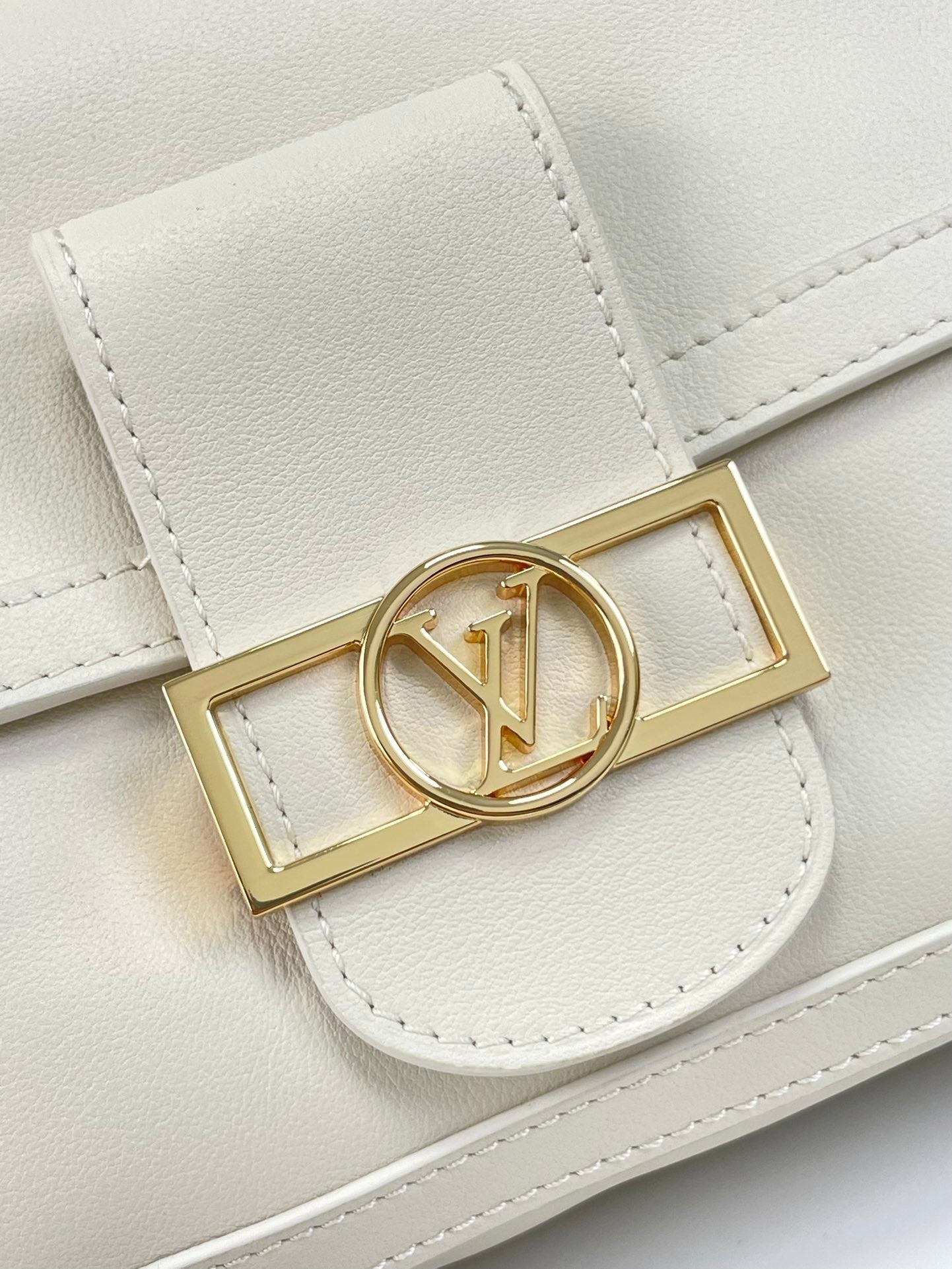 DAUPHINE SOFT MM 24 EN PIEL DE CORDERO LISA BLANCA CON HERRAJES DORADOS