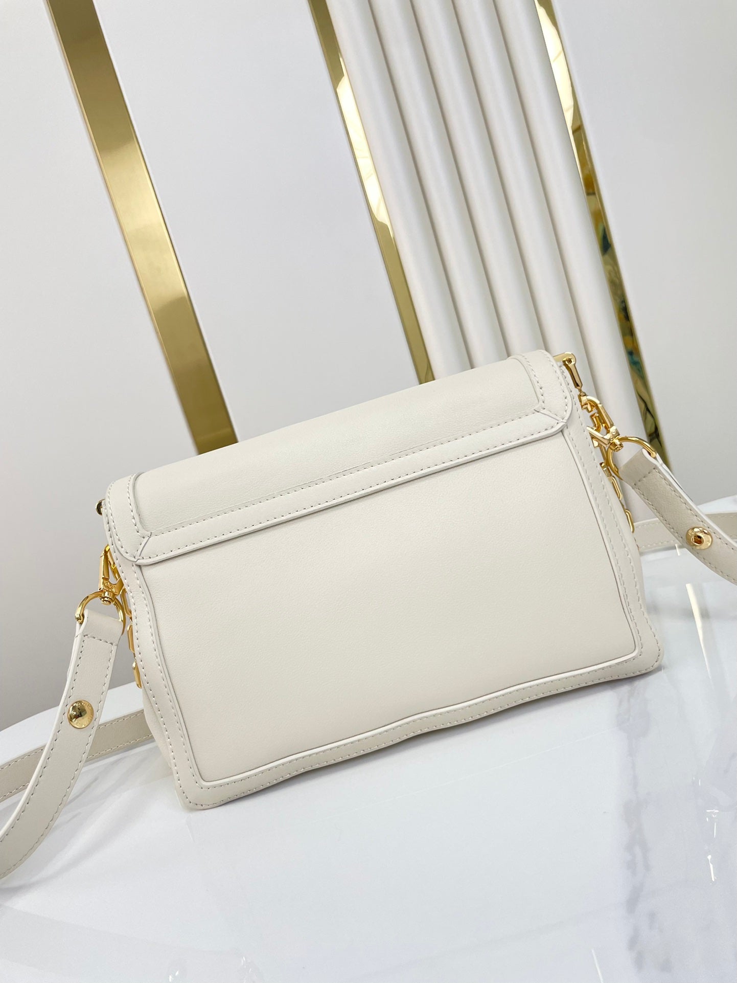 DAUPHINE SOFT MM 24 EN PIEL DE CORDERO LISA BLANCA CON HERRAJES DORADOS