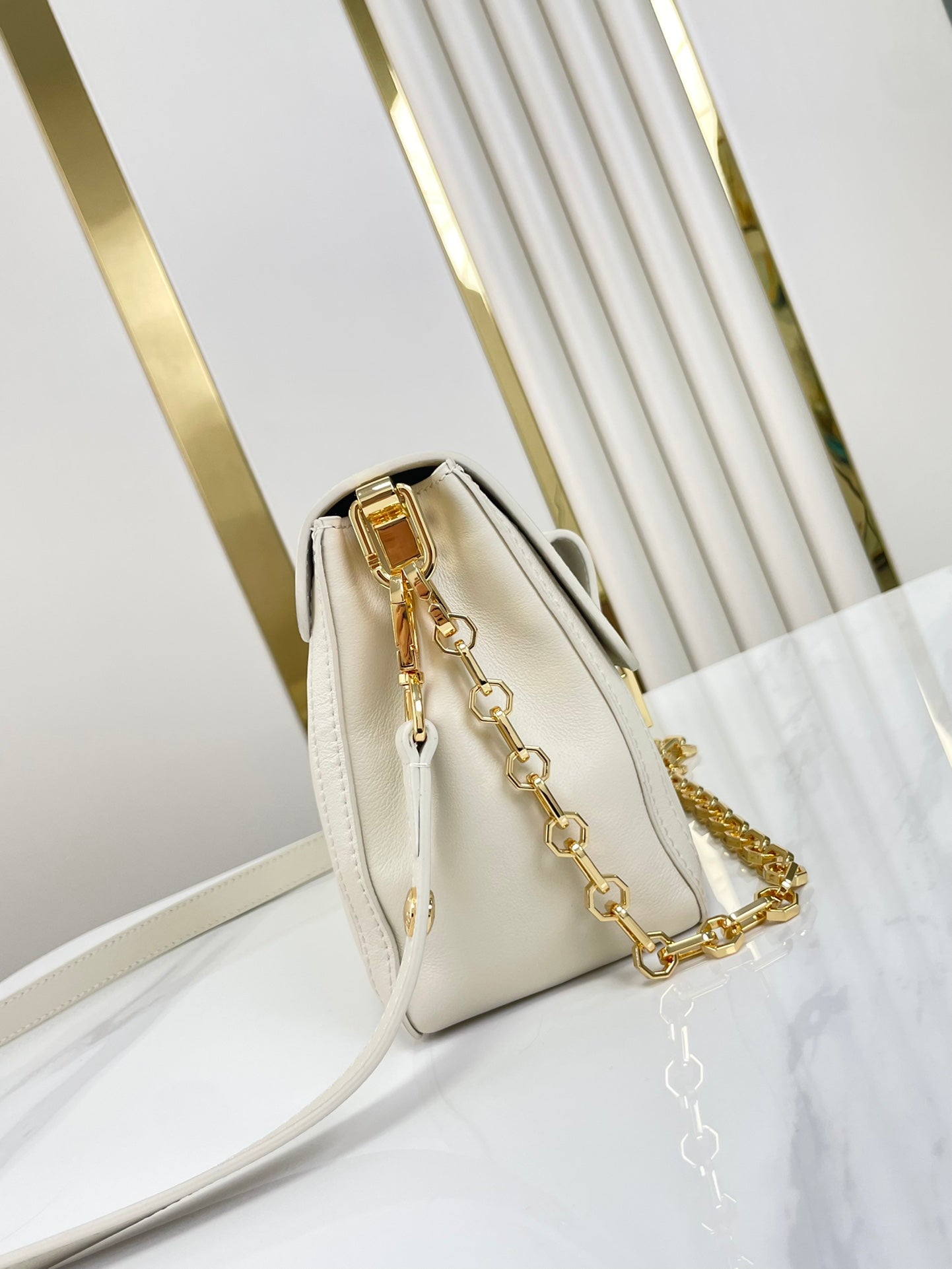 DAUPHINE SOFT MM 24 EN PIEL DE CORDERO LISA BLANCA CON HERRAJES DORADOS