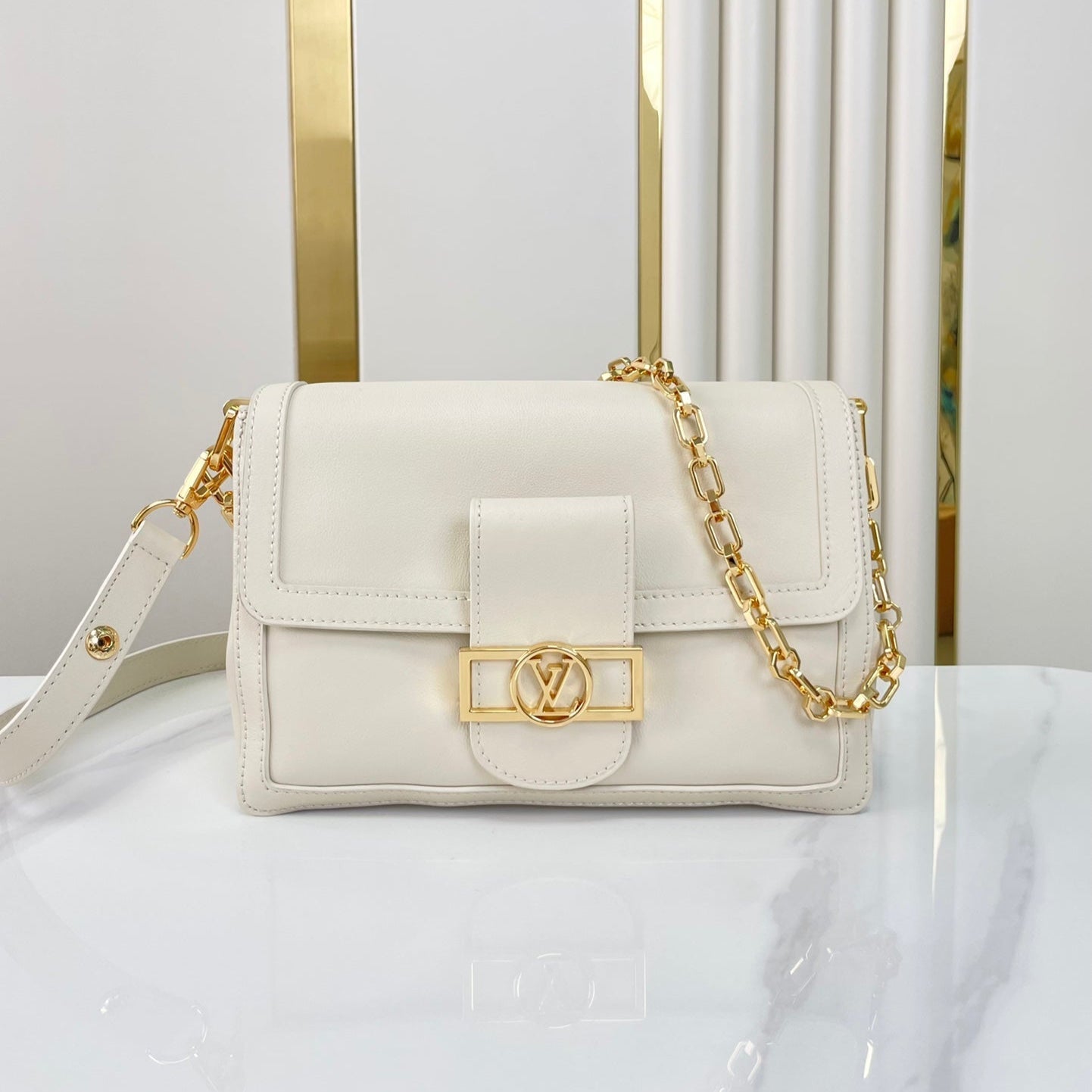 DAUPHINE SOFT MM 24 EN PIEL DE CORDERO LISA BLANCA CON HERRAJES DORADOS