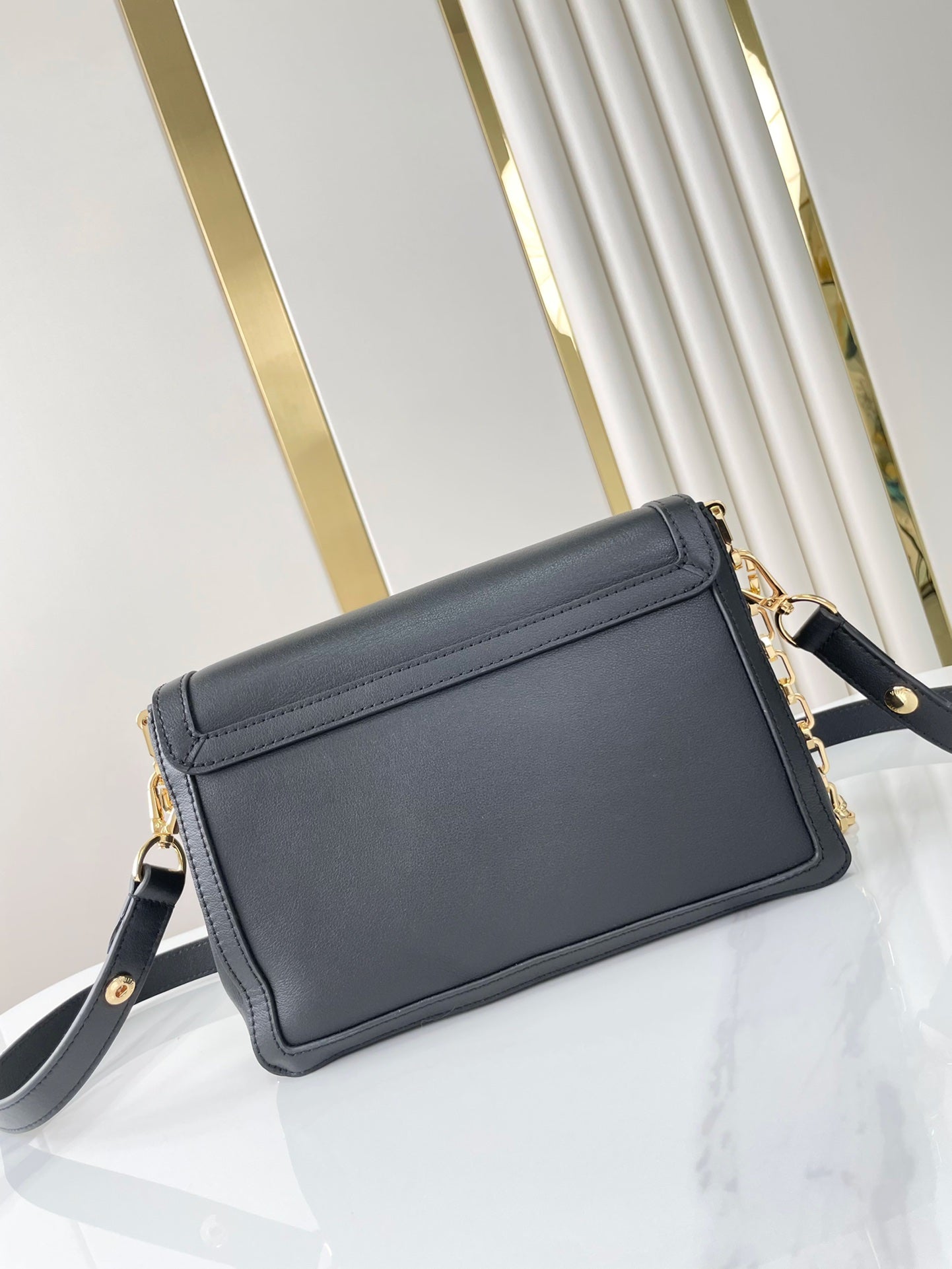 DAUPHINE SOFT MM 24 EN PIEL DE CORDERO LISA NEGRA, HERRAJES DORADOS