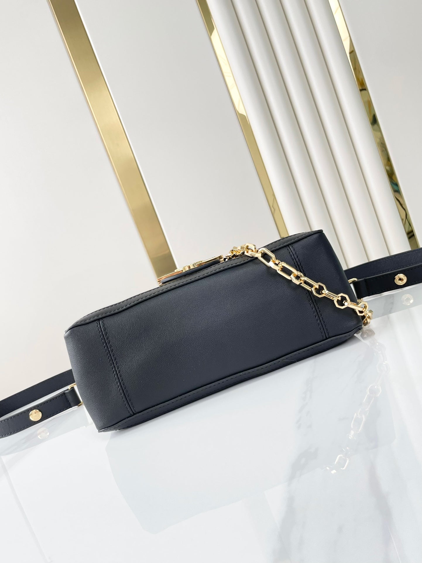 DAUPHINE SOFT MM 24 EN PIEL DE CORDERO LISA NEGRA, HERRAJES DORADOS