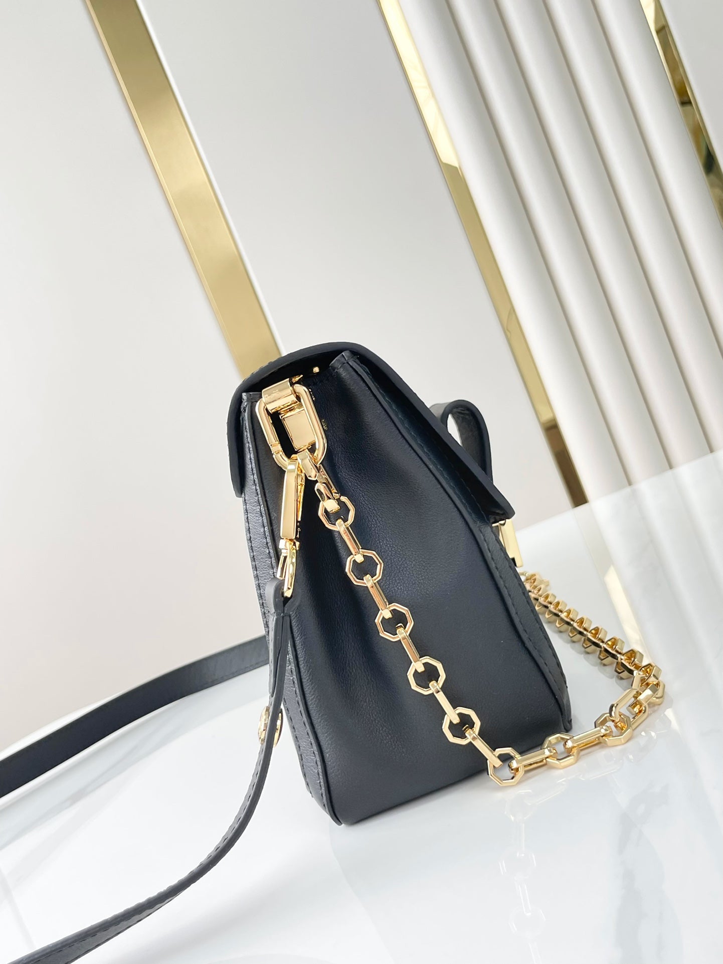 DAUPHINE SOFT MM 24 EN PIEL DE CORDERO LISA NEGRA, HERRAJES DORADOS