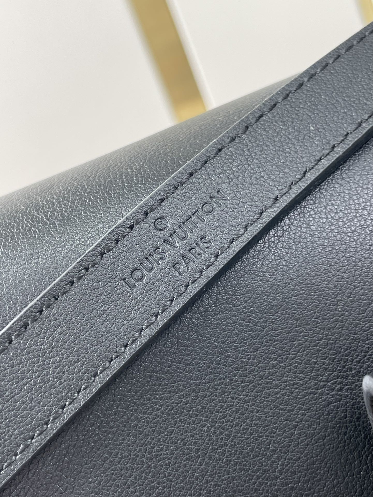 DAUPHINE SOFT MM 24 EN PIEL DE CORDERO LISA NEGRA, HERRAJES DORADOS